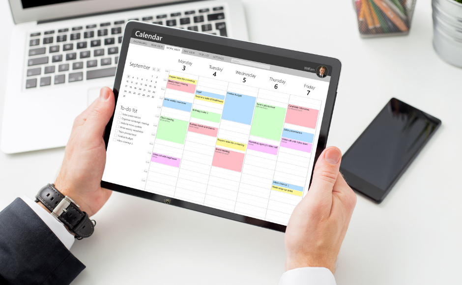 Progressive focus training timeline showing beginner, intermediate, and advanced digital distraction management techniques.